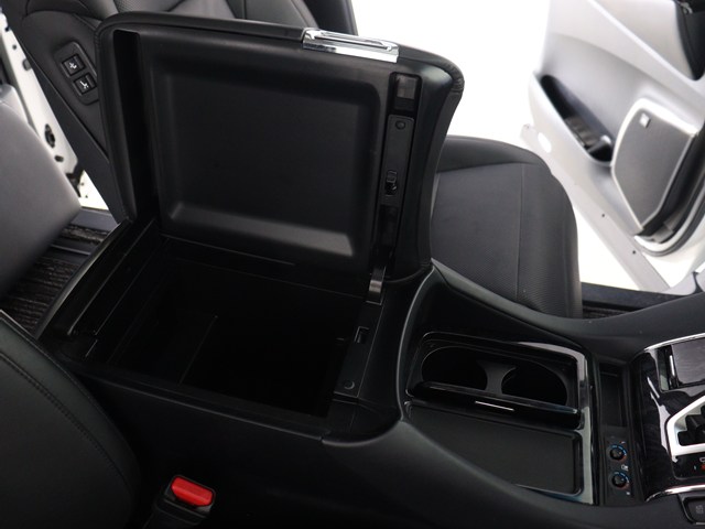 【運転席助手席も広々☆】
広々使えるのは後席だけではございません｡
国内最高峰ミニバンの特権ですね!