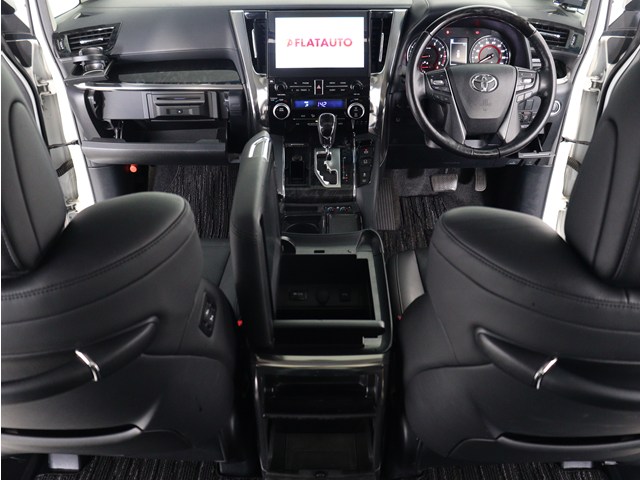 【運転席助手席も広々☆】
広々使えるのは後席だけではございません｡
国内最高峰ミニバンの特権ですね!