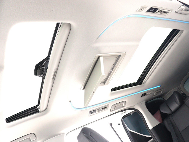 【大人気☆ツインサンルーフ】
見た目もカッコよく、車内の解放感も演出!
必須条件にされるほどの大人気装備です!