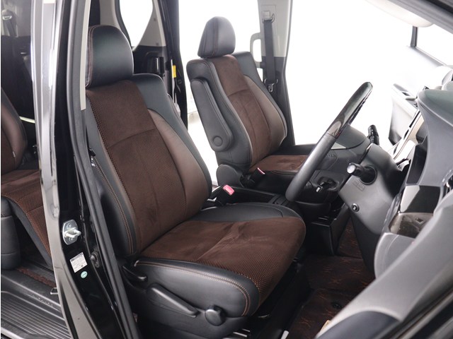 内装の状態も非常にクリーンな状態です｡
ご納車前には専門スタッフが
隅々までクリーニングを行います!