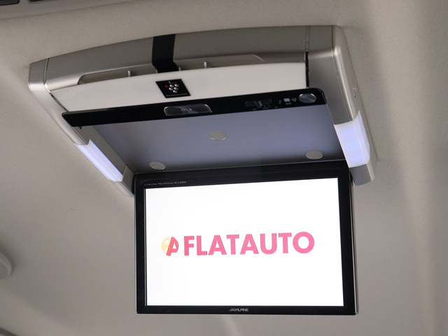 【後席モニター】
ミニバンの必須装備とも言える装備です!
後席の方も飽きることなくドライブが可能!