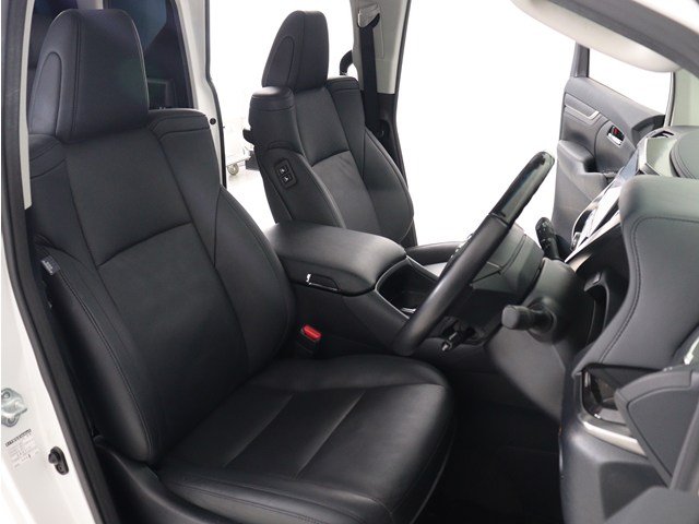 内装の状態も非常にクリーンな状態です｡
ご納車前には専門スタッフが
隅々までクリーニングを行います!