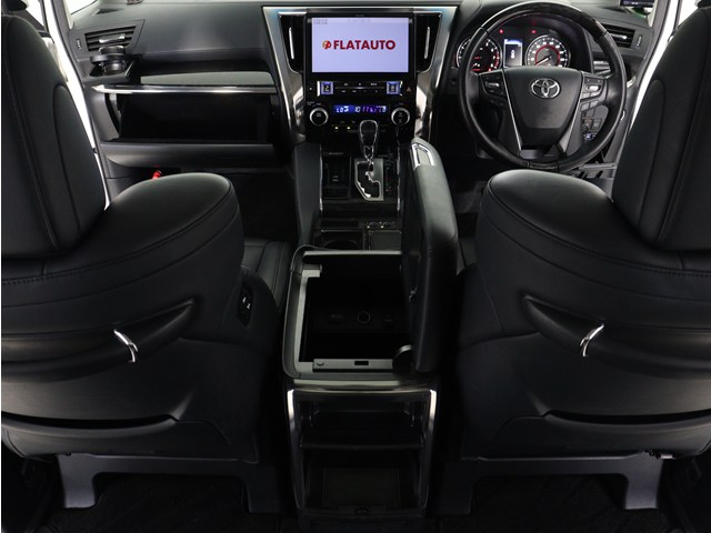 【運転席助手席も広々☆】
広々使えるのは後席だけではございません｡
国内最高峰ミニバンの特権ですね!
