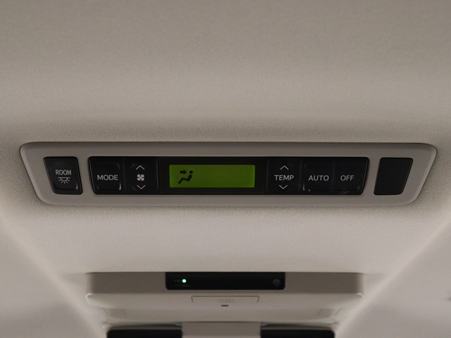 後部座席でエアコン温度をお好みで設定する
ことができます!