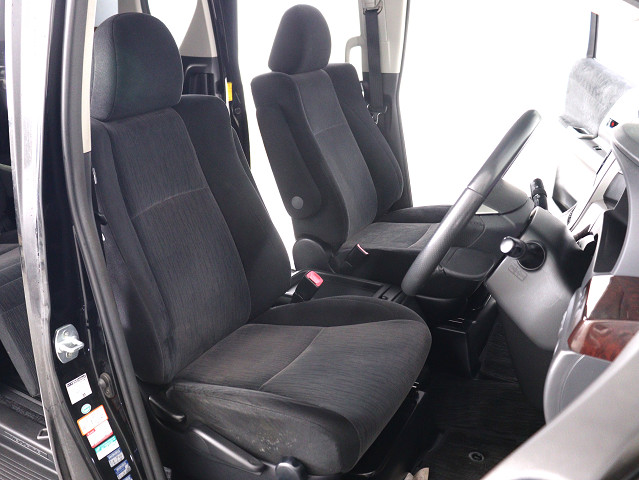 内装の状態も非常にクリーンな状態です｡
ご納車前には専門スタッフが
隅々までクリーニングを行います!