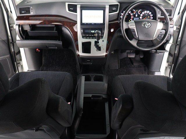 【運転席助手席も広々☆】
広々使えるのは後席だけではございません｡
国内最高峰ミニバンの特権ですね!