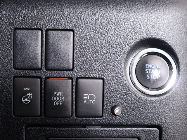 【プッシュスタート】
エンジン始動時はプッシュスタートを採用!
カバンから鍵を取り出す手間も不要です｡