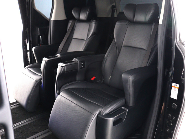 【エグゼクティブパワーシート】
高級感溢れるセカンドシートでございます!
電動リクライニング､オットマン完備!