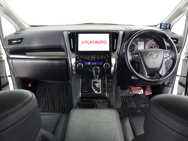 【運転席助手席も広々☆】
広々使えるのは後席だけではございません｡
国内最高峰ミニバンの特権ですね!