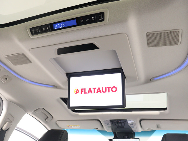 【電動後席モニター】ＪＢＬサウンド専用！
電動開閉後席フリップダウンモニターです。
５．１ｃｈサウンド対応、１７スピーカーの
専用音響システムとなり、人気の装備になり
ます。