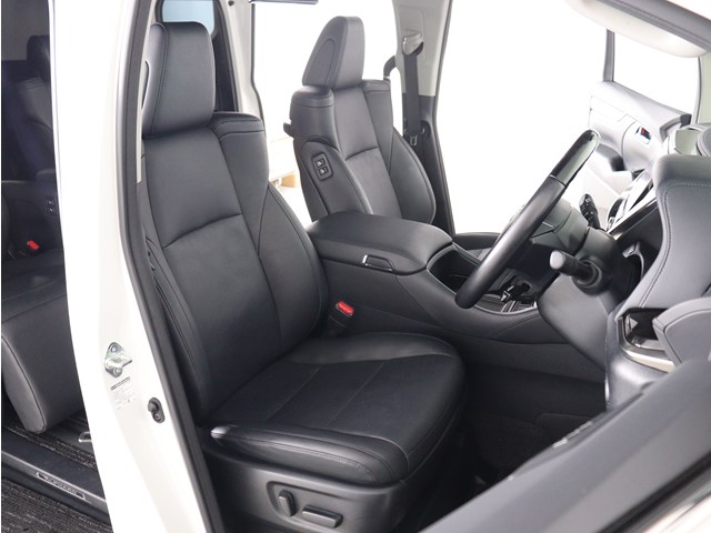 【運転席助手席も広々☆】
広々使えるのは後席だけではございません｡
国内最高峰ミニバンの特権ですね!