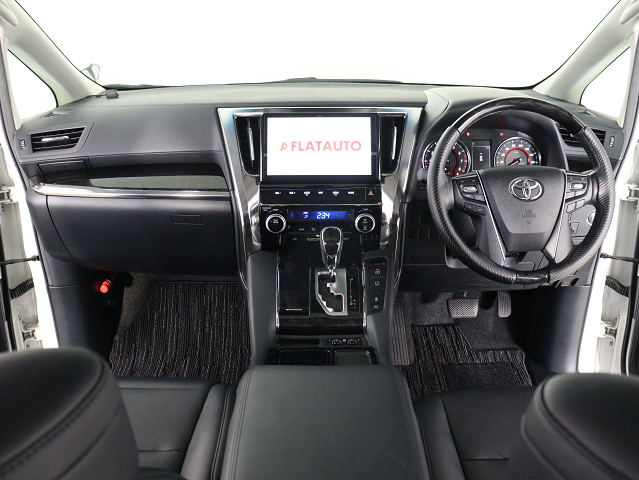【運転席助手席も広々☆】
広々使えるのは後席だけではございません｡
国内最高峰ミニバンの特権ですね!