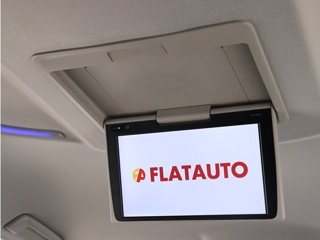 【後席モニター】
ミニバンの必須装備とも言える装備です!
後席の方も飽きることなくドライブが可能!