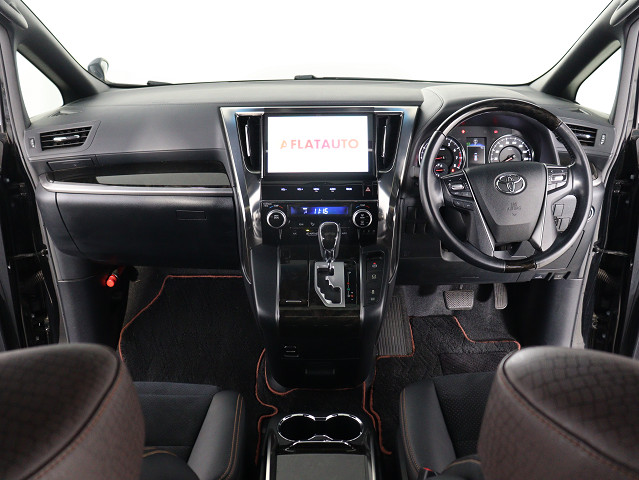 【運転席助手席も広々☆】
広々使えるのは後席だけではございません｡
国内最高峰ミニバンの特権ですね!