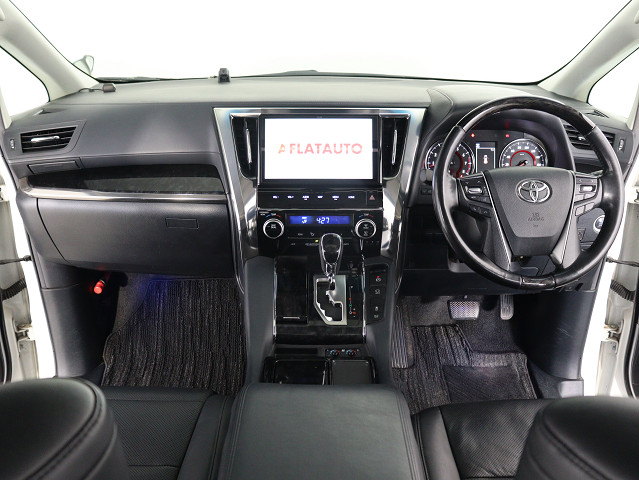 【運転席助手席も広々☆】
広々使えるのは後席だけではございません｡
国内最高峰ミニバンの特権ですね!