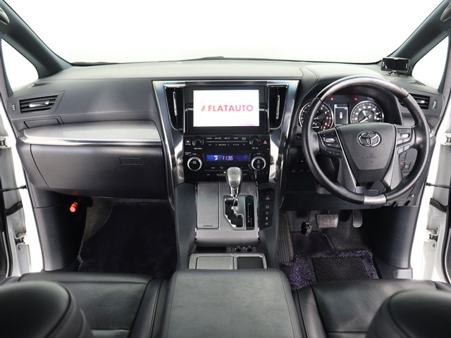 【運転席助手席も広々☆】
広々使えるのは後席だけではございません｡
国内最高峰ミニバンの特権ですね!