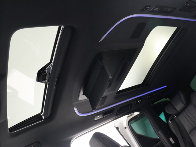 【大人気☆ツインサンルーフ】
見た目もカッコよく、車内の解放感も演出!
必須条件にされるほどの大人気装備です!