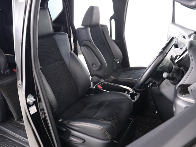 内装の状態も非常にクリーンな状態です｡
ご納車前には専門スタッフが
隅々までクリーニングを行います!