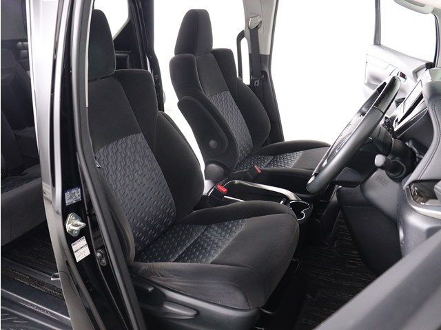 内装の状態も非常にクリーンな状態です｡
ご納車前には専門スタッフが
隅々までクリーニングを行います!