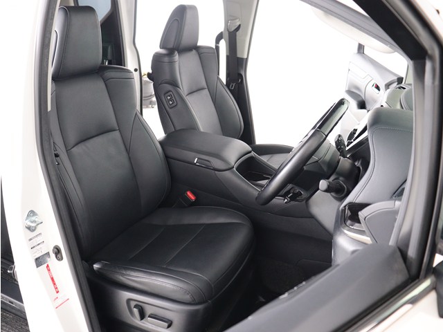 【運転席助手席も広々☆】
広々使えるのは後席だけではございません｡
国内最高峰ミニバンの特権ですね!