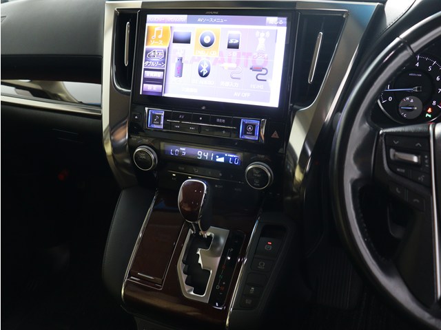 【大人気☆ＡＬＰＩＮＥ　１１インチナビ】
大画面で見やすいだけでなく､
インパネとの一体感もあり見た目も抜群!