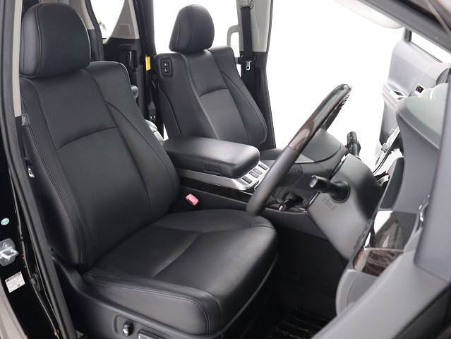 内装の状態も非常にクリーンな状態です｡
ご納車前には専門スタッフが
隅々までクリーニングを行います!