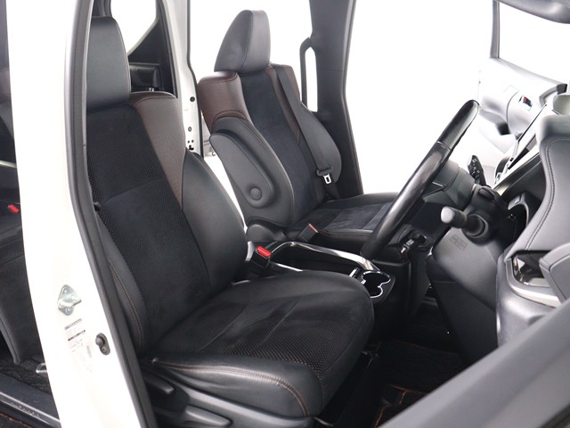 内装の状態も非常にクリーンな状態です｡
ご納車前には専門スタッフが
隅々までクリーニングを行います!