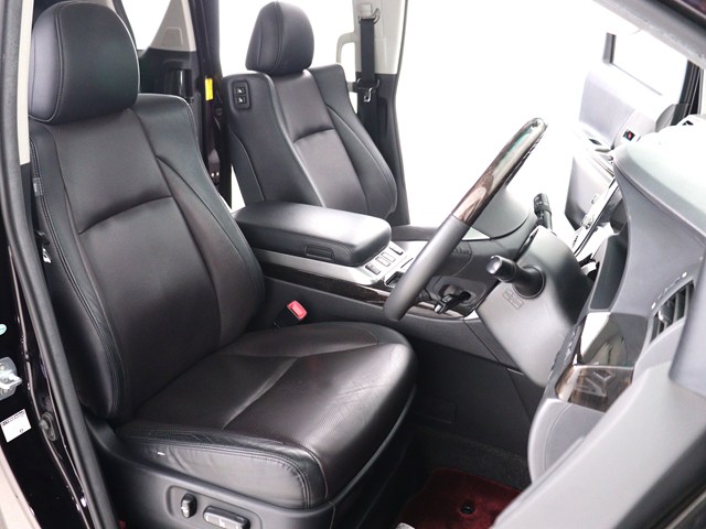 内装の状態も非常にクリーンな状態です｡
ご納車前には専門スタッフが
隅々までクリーニングを行います!