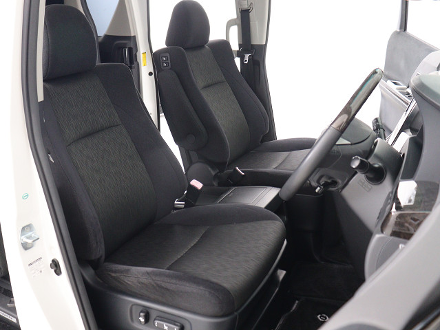 内装の状態も非常にクリーンな状態です｡
ご納車前には専門スタッフが
隅々までクリーニングを行います!