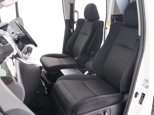 内装の状態も非常にクリーンな状態です｡
ご納車前には専門スタッフが
隅々までクリーニングを行います!