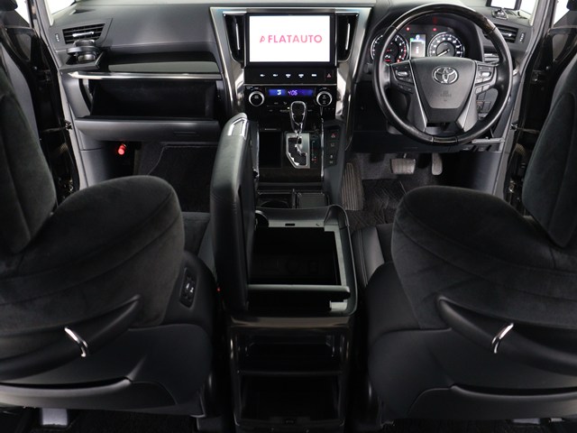 【運転席助手席も広々☆】
広々使えるのは後席だけではございません｡
国内最高峰ミニバンの特権ですね!
