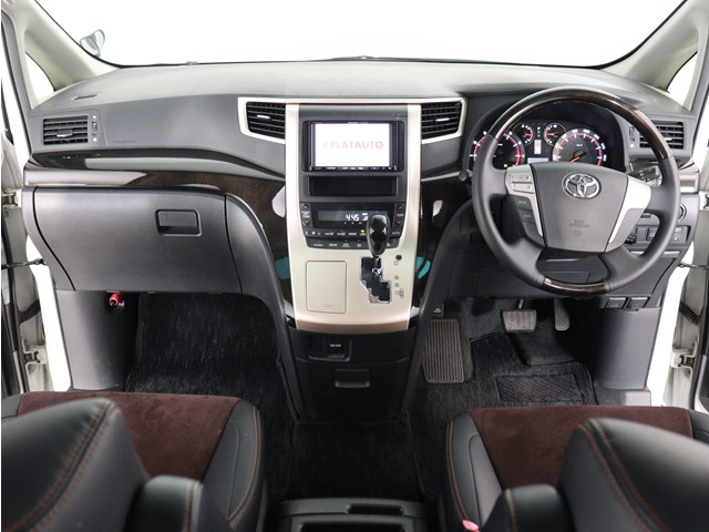 【運転席助手席も広々☆】
広々使えるのは後席だけではございません｡
国内最高峰ミニバンの特権ですね!