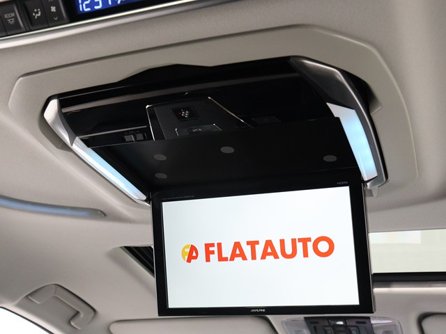 【後席モニター】
ミニバンの必須装備とも言える装備です!
後席の方も飽きることなくドライブが可能!