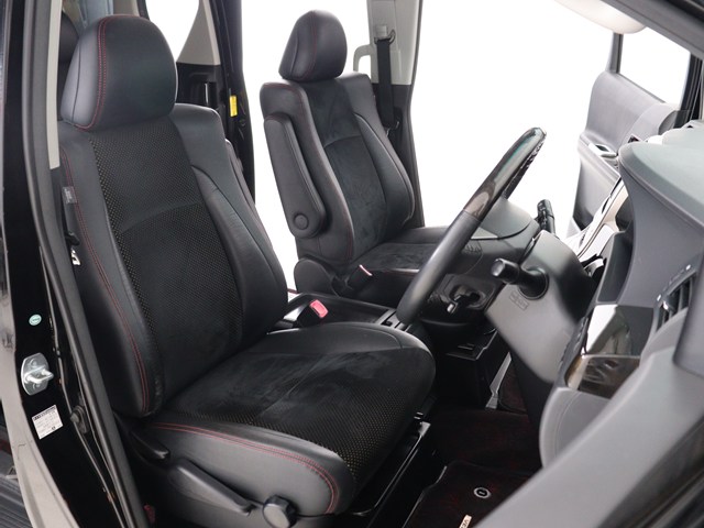 内装の状態も非常にクリーンな状態です｡
ご納車前には専門スタッフが
隅々までクリーニングを行います!