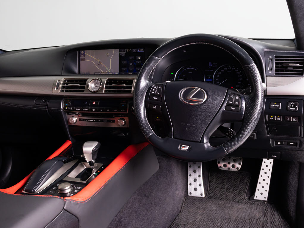 ★使いやすさや安全性を追求したステアリン
グ周り！高級車ゆえにスイッチ類が多いのも
特徴ですね！考え尽くされた配置ですぐに使
いこなす事が出来ますのでご安心下さい！是
非、体感してみて下さい！！