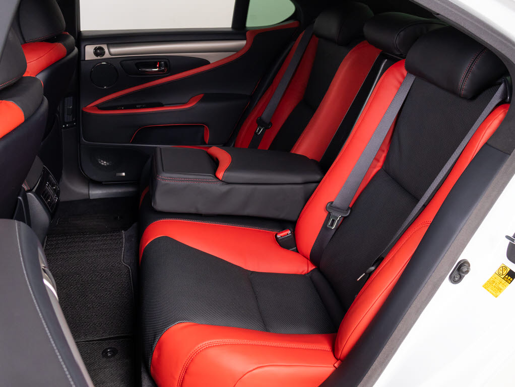 ★使いやすさや安全性を追求したステアリン
グ周り！高級車ゆえにスイッチ類が多いのも
特徴ですね！考え尽くされた配置ですぐに使
いこなす事が出来ますのでご安心下さい！是
非、体感してみて下さい！！