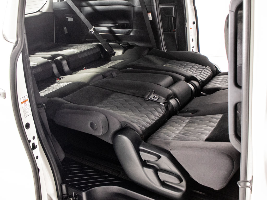 ★８人乗りシート★大勢でのお出かけも、
この一台にお任せください！