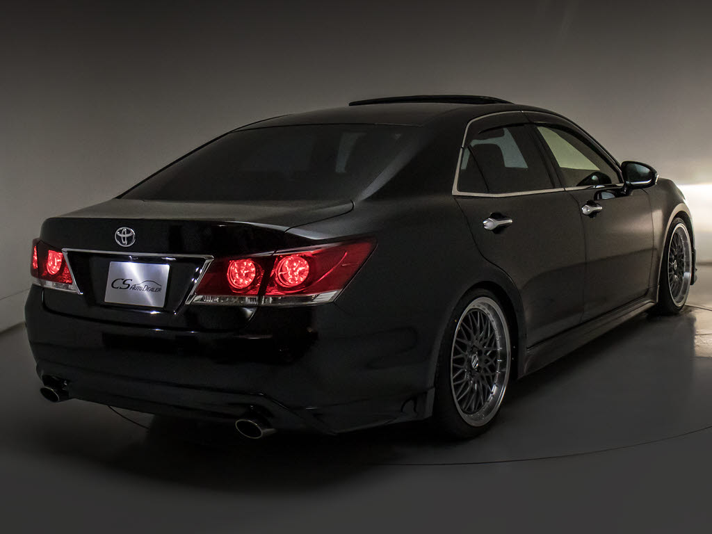 ★テールスモークやＬＥＤ加工、マフラー、
ルーフスポイラー、エアロパーツなど取り付
け承ります！