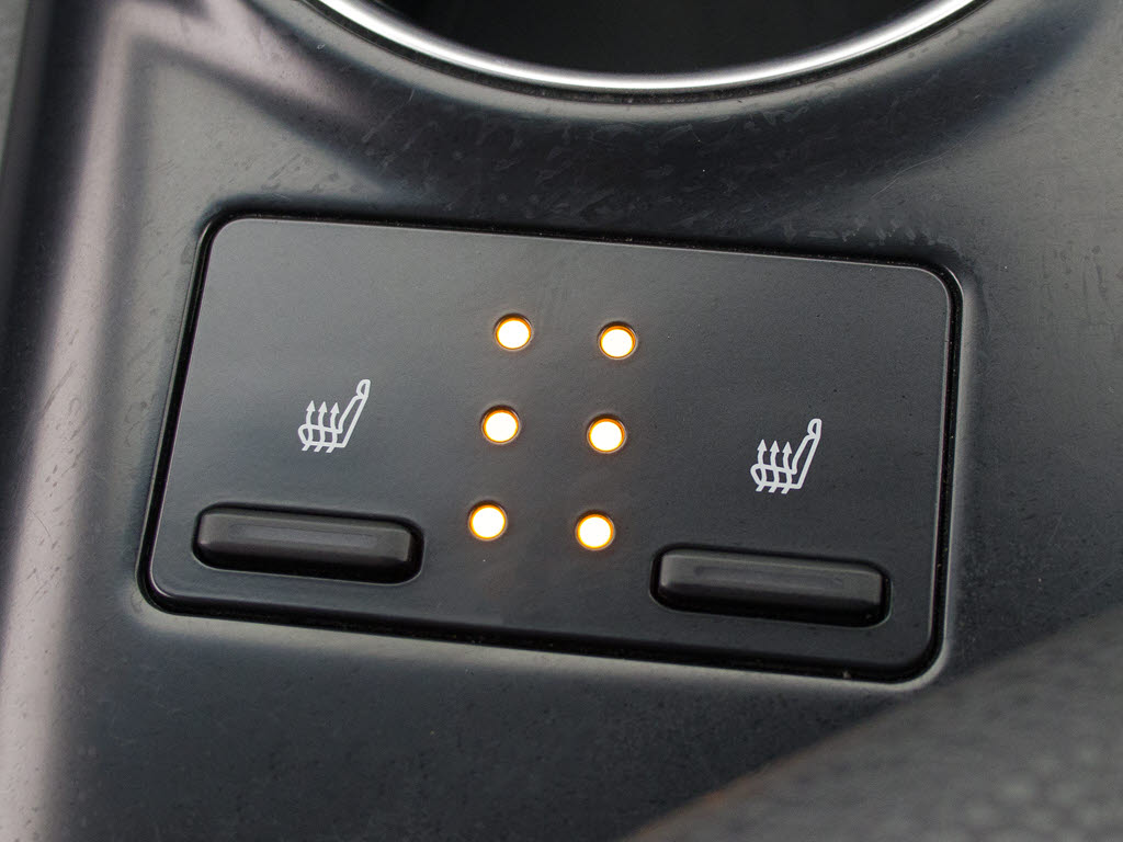 シートヒーターを装備しています！高級車な
らではの装備です！シートが暖まりますので
、寒い冬場も快適にご乗車頂けます！腰にも
優しい！お子様や女性にも嬉しい装備ですね
！！
