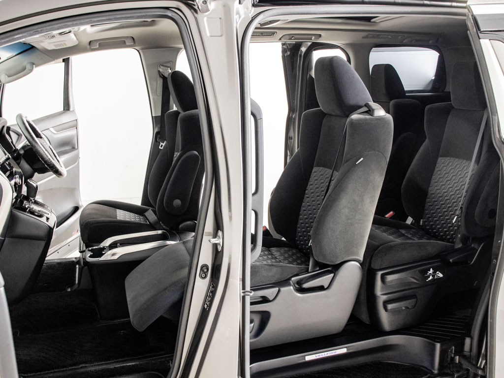 助手席は「スーパーロングスライドシート」
を採用！最大1,160mmのスーパーロングスラ
イドが可能！オットマンと合わせてくつろぎ
空間を作り出します！