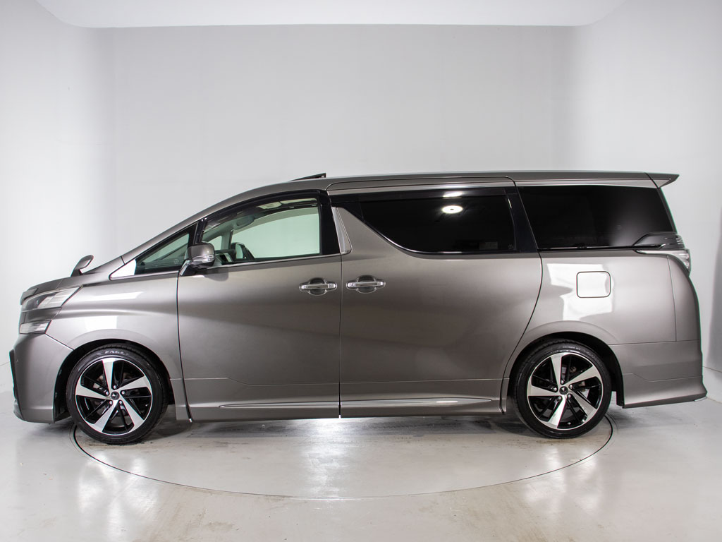 ★展示前点検実施★特殊な機材も用いて、全
車点検を実施しております！