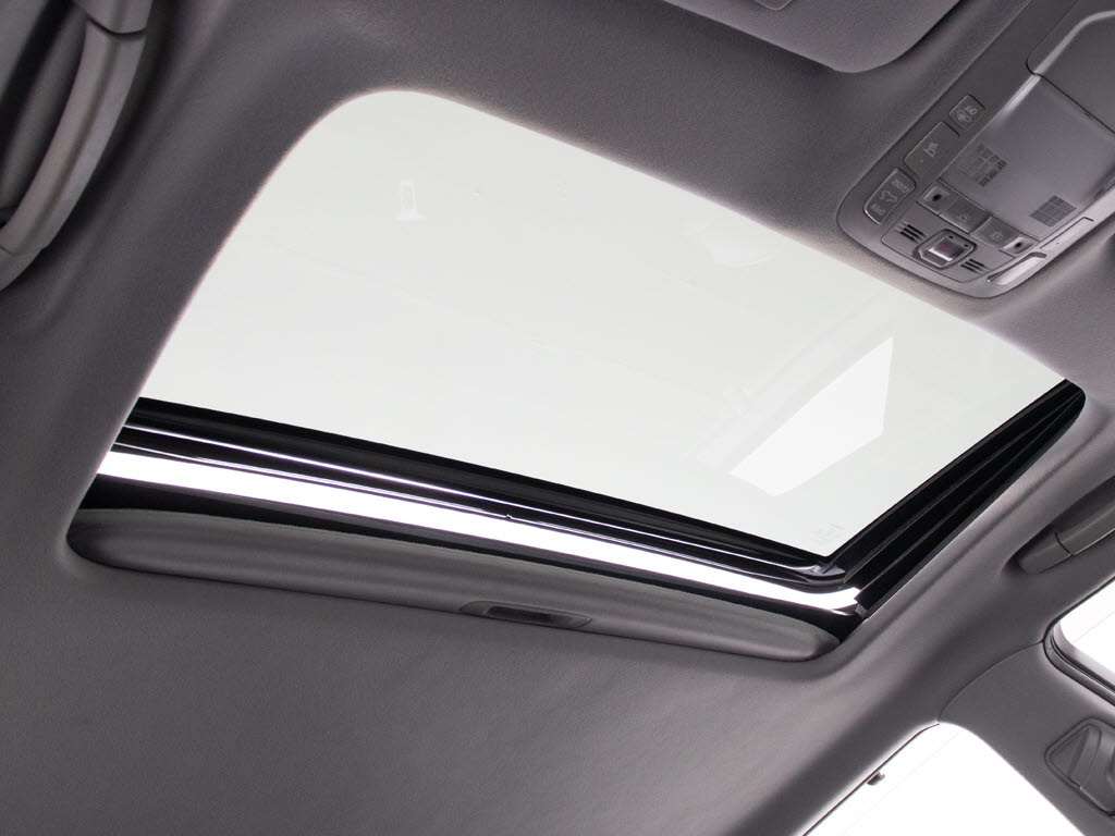 人気装備のサンルーフが付いています！上下
チルトに前後スライド機能が付いていますの
で、様々なドライブシーンで活躍してくれま
す！！開放感ある車内空間は気持ちがいいで
すよ！是非体感してみて下さい！