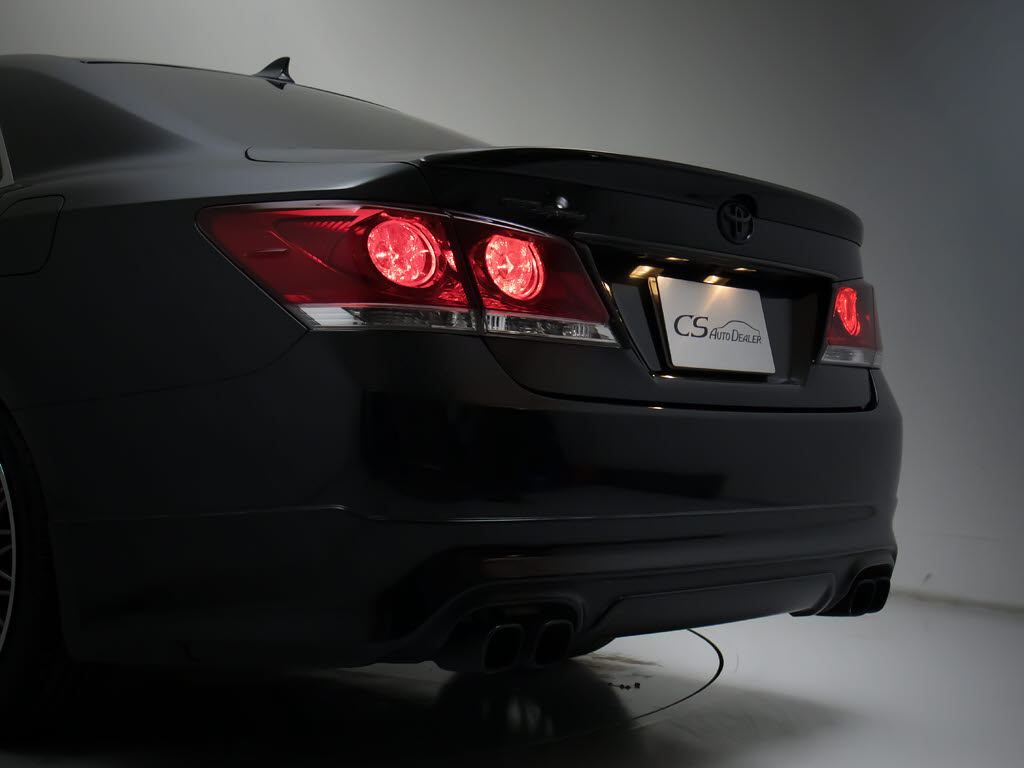 個性的なリアビューで御座います。精悍な佇
まいは高級車ならではです。