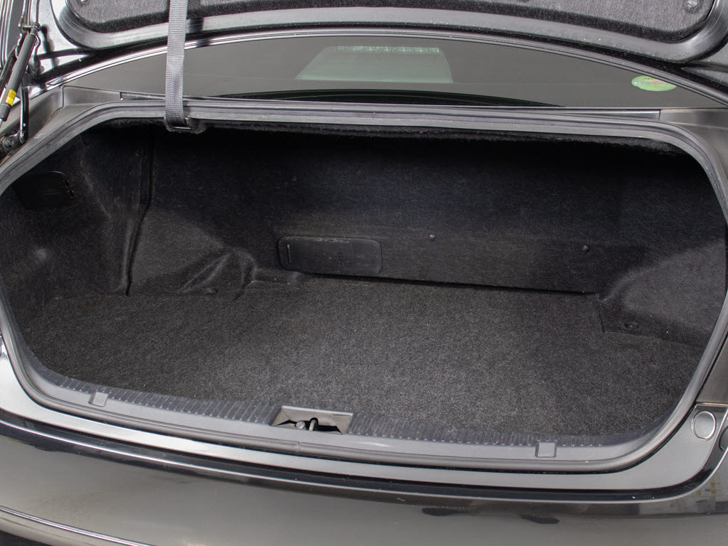 トランクが狭いと思っておりませんか？実際
は大容量トランクです！旅行等の長距離ドラ
イブも快適です！また、屋根付きスペースを
完備しておりますので、夜間でも、雨でも雪
の日だってゆっくりご覧頂けます。