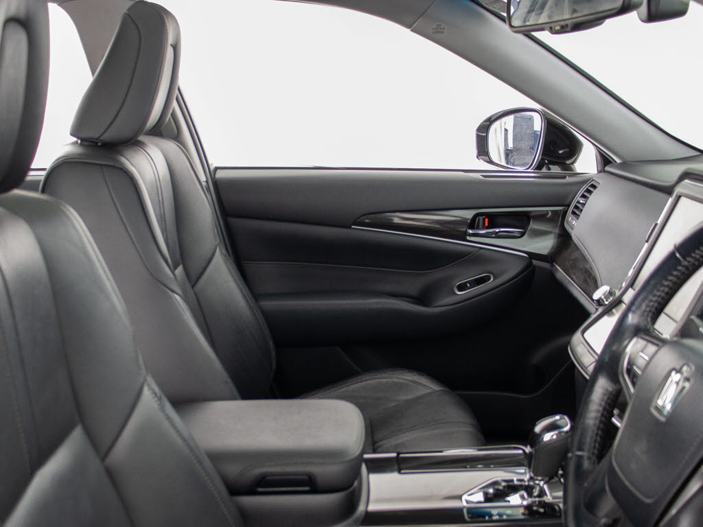 人気の本革シート付きです！！本革が装備さ
れるだけで高級感が増します！当社では、本
革シートのカラー変更や張替えも出来ます！
ワイン・茶・赤・青・オレンジ・黄色・コン
ビ色など何でもＯＫです！