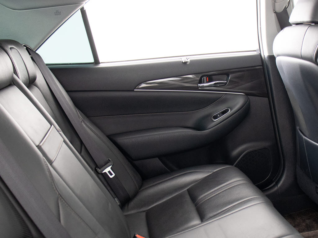 人気の本革シート付きです！！本革が装備さ
れるだけで高級感が増します！当社では、本
革シートのカラー変更や張替えも出来ます！
ワイン・茶・赤・青・オレンジ・黄色・コン
ビ色など何でもＯＫです！