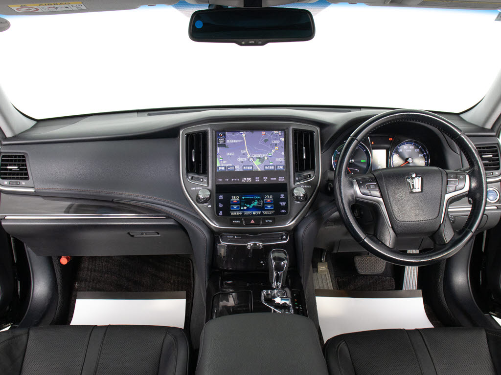 ★使いやすさや安全性を追求したステアリン
グ周り！高級車ゆえにスイッチ類が多いのも
特徴ですね！考え尽くされた配置ですぐに使
いこなす事が出来ますのでご安心下さい！是
非、体感してみて下さい！！