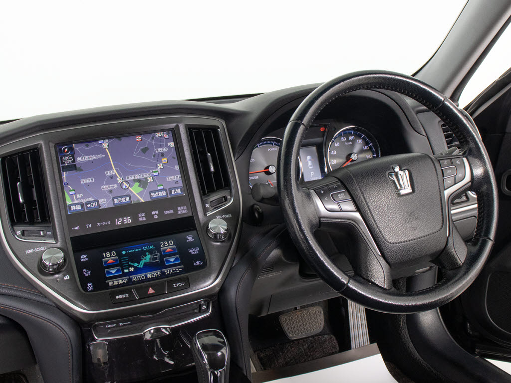 ★使いやすさや安全性を追求したステアリン
グ周り！高級車ゆえにスイッチ類が多いのも
特徴ですね！考え尽くされた配置ですぐに使
いこなす事が出来ますのでご安心下さい！是
非、体感してみて下さい！！