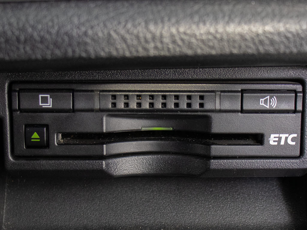 コンソール内一体型のビルトインＥＴＣ装備
！見た目の部分も良いですが、ＥＴＣカード
の盗難防止になる設置箇所です！料金所の渋
滞回避！時間帯・日によって料金の軽減を受
けられます！ストレス知らずのドライブ！
