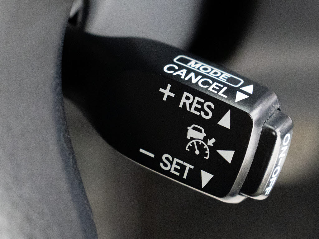 レーダークルーズコントロール　　ミリ波レ
ーダーと単眼カメラで先行車を認識し、車速
に応じた車間距離を保ちながら追従走行を支
援します。